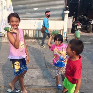 Street Children receiving organic mangoes